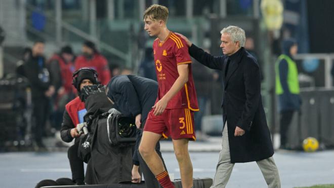 Dean Huijsen y José Mourinho, durante su etapa en la Roma (foto: Cordon Press).