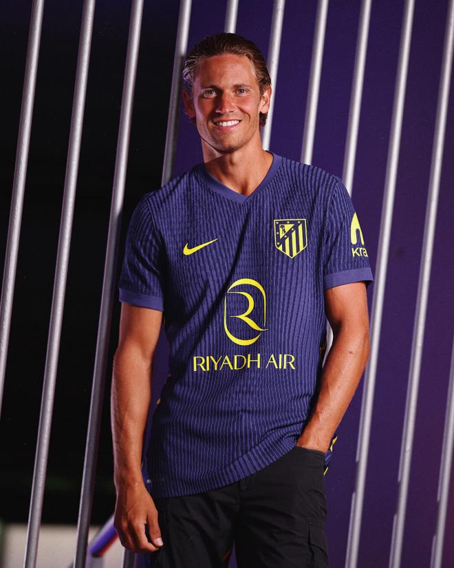Marcos Llorente posando con la nueva camiseta del Atlético de Madrid (Fuente: Atleti)