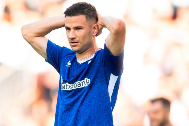 Gorka Guruzeta se lamenta de una ocasión fallada en Mestalla ante el Valencia (Foto: Athletic Club