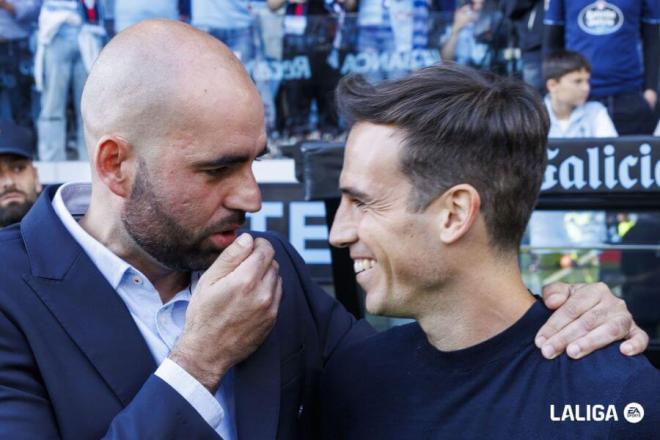 Claudio Giráldez e Íñigo Pérez se saludan antes del Celta-Rayo (Foto: LALIGA).