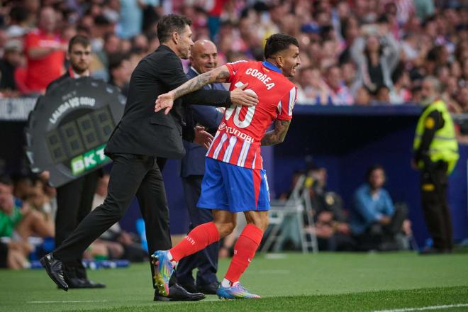 Simeone y Ángel Correa celebran el gol del argentino en el Metropolitano (Cordon Press)