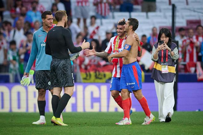 Los capitanes Koke y Oblak despiden a Correa en el Metropolitano (Cordon Press)