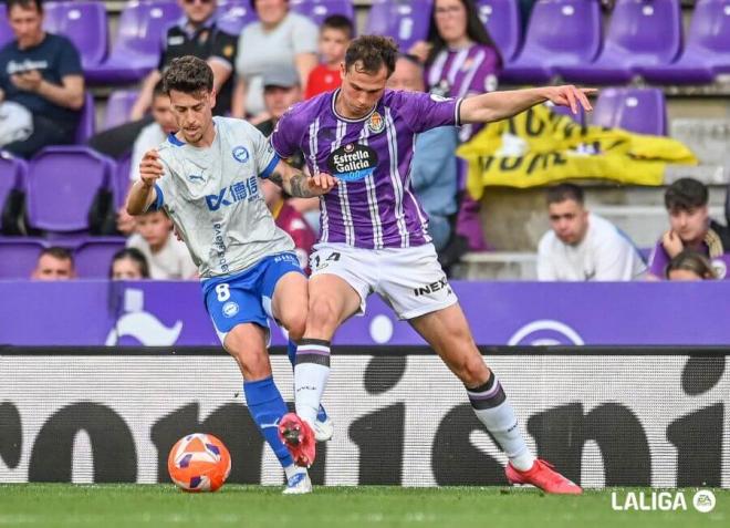 Latasa, ante el Alavés.