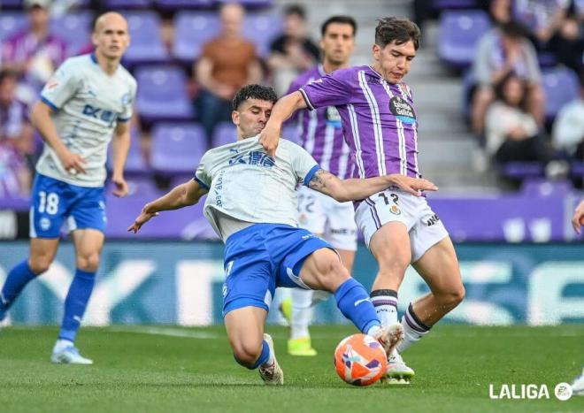Mario Martín, encimado por Aleñá.