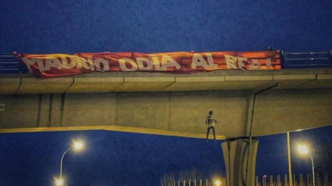 El muñeco con la camiseta de Vinicius colgado de un puente en Valdebebas (Redes sociales)