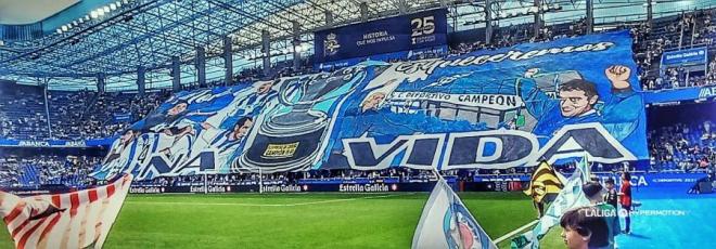 El tifo de los Riazor Blues en homenaje a la liga ganada en el 2000 (Foto: LALIGA).