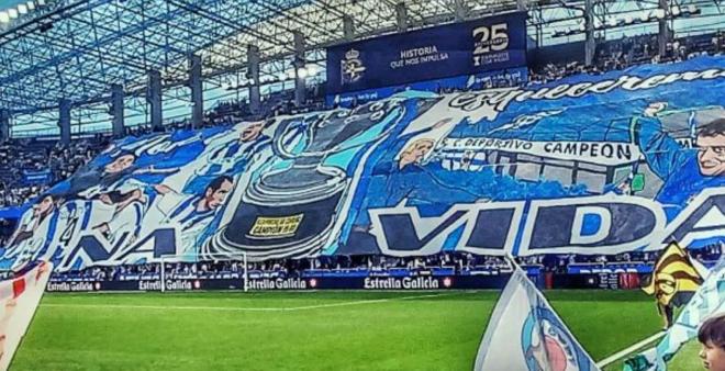 El tifo de los Riazor Blues en homenaje a la liga ganada en el 2000 (Foto: LALIGA).