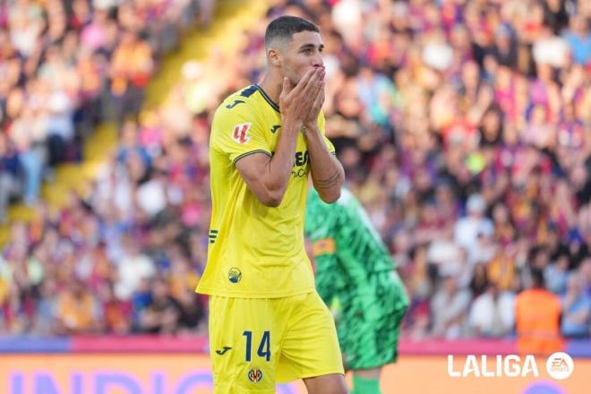 Santi Comesaña celebra su gol en el Barcelona-Villarreal (Foto: LALIGA).