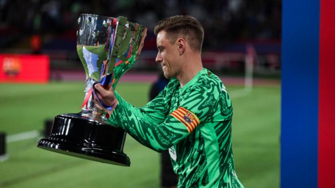 Ter Stegen con el título de LALIGA (Fuente: Cordon Press)