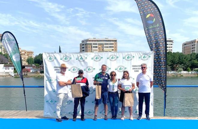 Entrega de trofeos tras la prueba del Campeonato de Andalucía de barcos largos de remo en el CEAR La Cartuja.