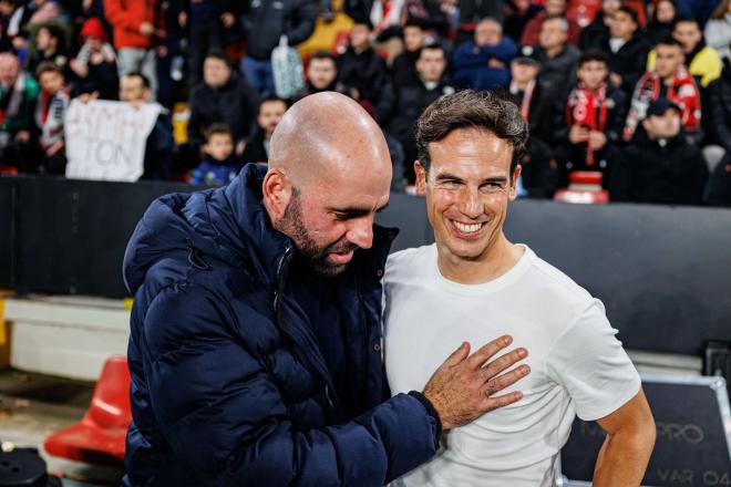 Claudio Giráldez e Iñigo Pérez se saludan antes del Rayo-Celta de Vigo (Foto: CordonPress).