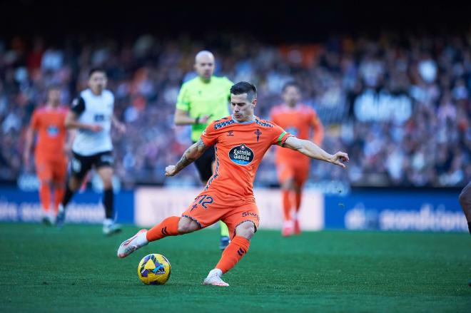 Alfon, primer fichaje del Sevilla, en un encuentro con el Celta (Foto: Cordon Press).