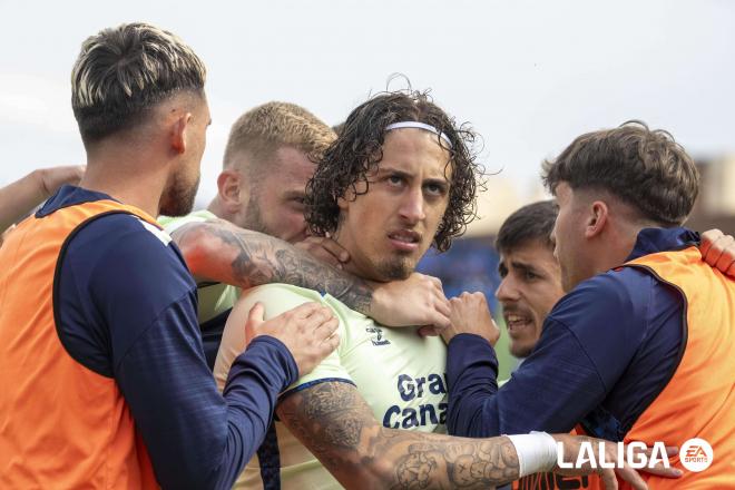 Fábio Silva, rodeado de sus compañeros en Las Palmas (Foto: LALIGA).