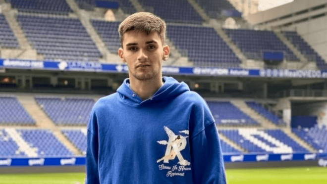 Diego Espinosa posa en el Carlos Tartiere. (Foto: Real Oviedo)