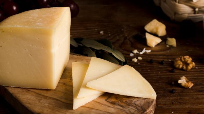 Imagen de archivo de una cuña de queso cortada (Foto: Freepik)