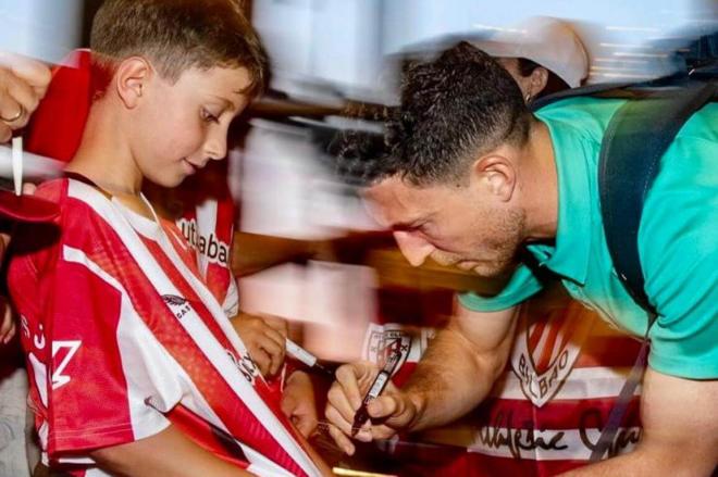 Oscar de Marcos firma solicito un autógrafo a un niño athleticzale (Foto: Athletic Club).