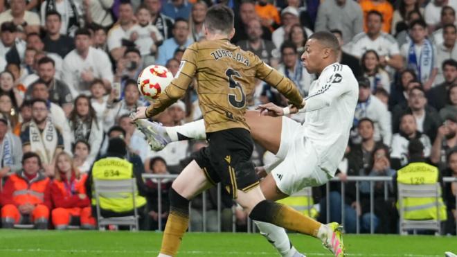 Kylian Mbappé contra Zubeldia (Cordon Press)