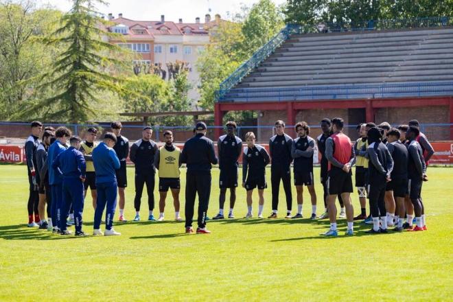 Víctor Valdés, en un entrenamiento con el Real Ávila (Foto: @RealAvilaCF en X)