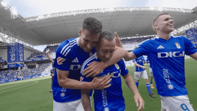 Dani Calvo abraza a Santi Cazorla tras el Oviedo-Zaragoza.