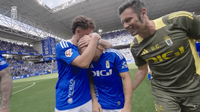 Álex Cardero abraza a Santi Cazorla tras el Oviedo-Zaragoza.