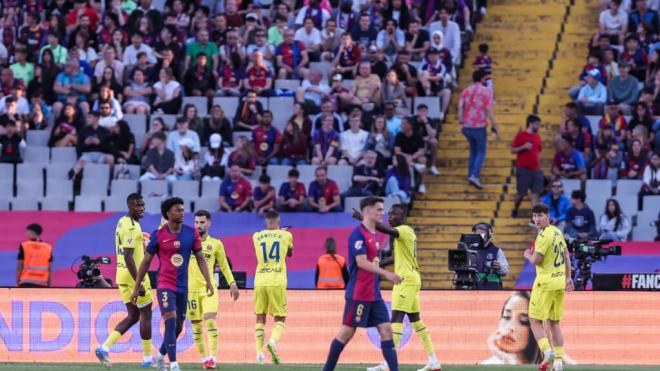 Jugadores del Barça y el Villarreal en Montjuic en la jornada 37 (Europa Press)