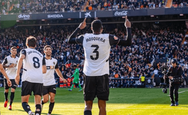 Cristhian Mosquera celebra un gol en Mestalla