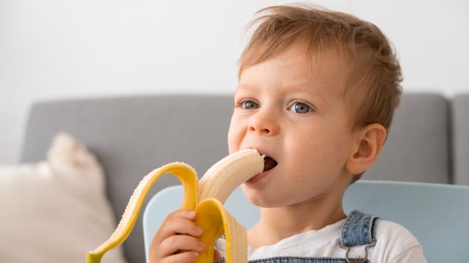 Niño comiendo un plátano (Foto: Freepik)