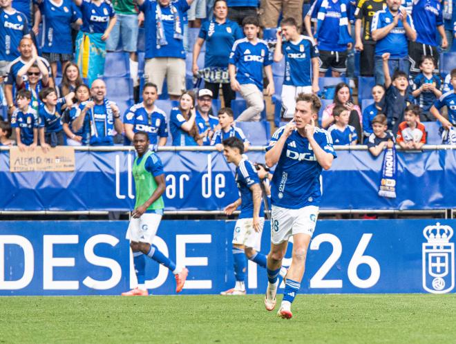 Paulino de la Fuente celebra su gol en el Real Oviedo-Real Zaragoza (Foto: LALIGA).