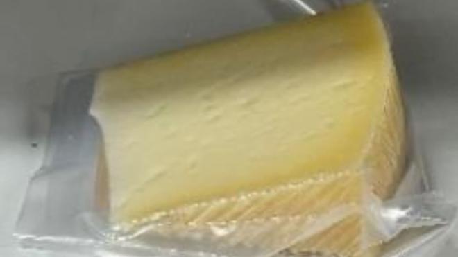 Cuña de queso manchego contaminado con Listeria (Foto: FAVV)