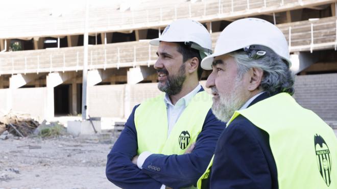 Javier Solís y José Manuel Rodríguez Uribes, en la visita al Nou Mestalla (Foto: VCF).