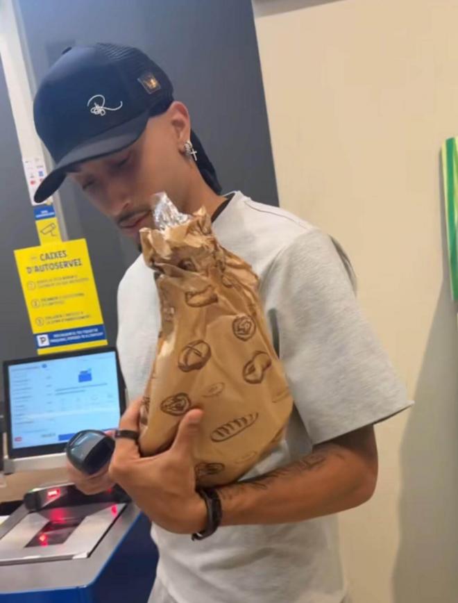 Raphinha haciendo la compra (Redes sociales)