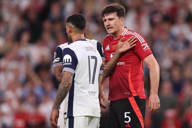 Harry Maguire busca a Cuti Romero en la final Tottenham - Manchester United (Foto: CordonPress).