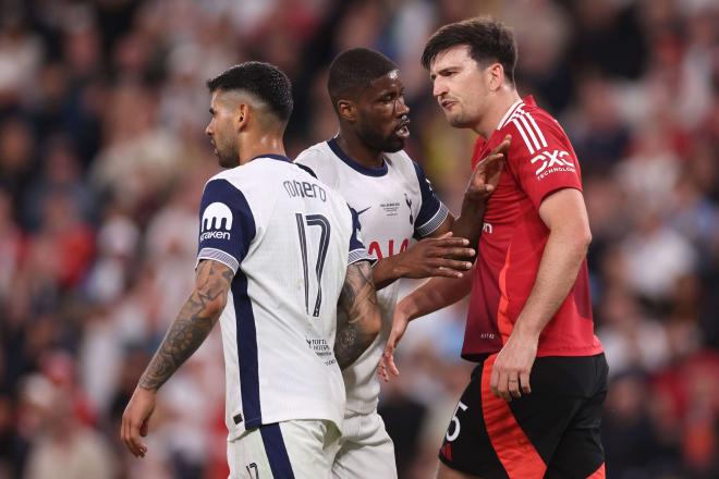 Harry Maguire busca a Cuti Romero en la final Tottenham - Manchester United (Foto: CordonPress).