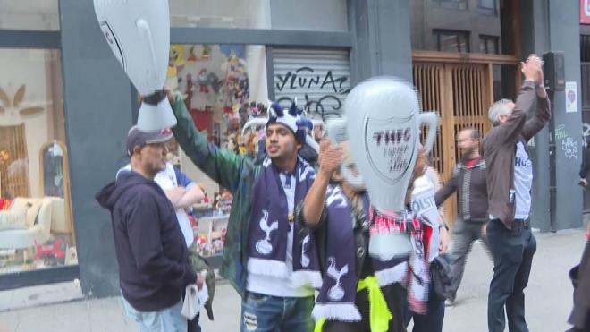 Aficionados ingleses con globos en forma del trofeo de la Europa League