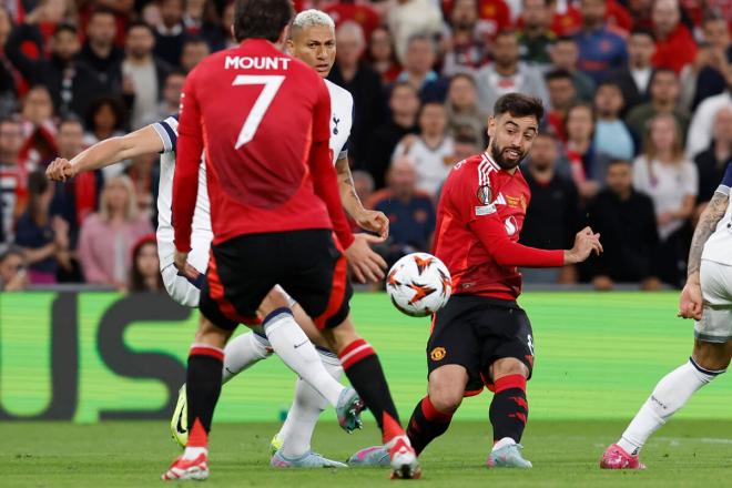 Bruno Fernandes, en la final de Europa League entre Tottenham y Manchester United (Foto: EFE).