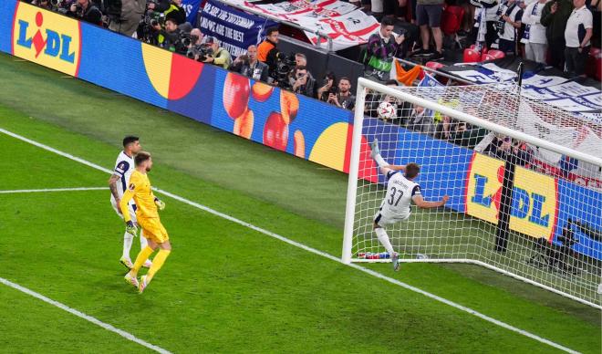 Micky van de Ven salva un gol bajo la línea en el Tottenham - Manchester United (Foto: CordonPress
