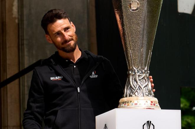 El exjugador del Athletic Club Aritz Aduriz posa en Bilbao con el trofeo de la UEFA Europa League.