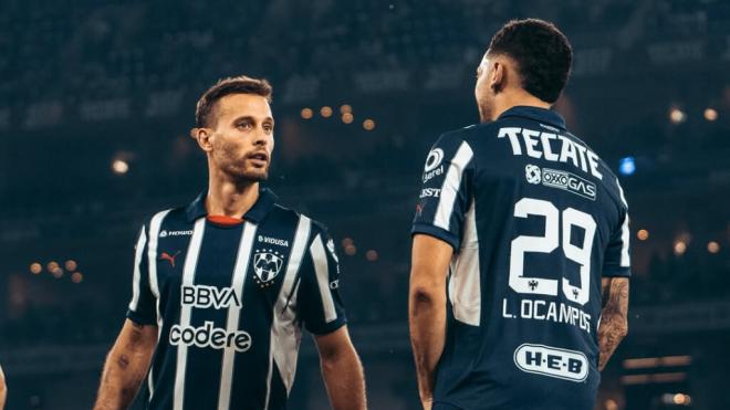 Sergio Canales y Lucas Ocampos durante un partido de Rayados de Monterrey