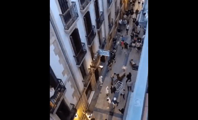 Aficionados británicos provocan altercados en la Parte Vieja de San Sebastián.