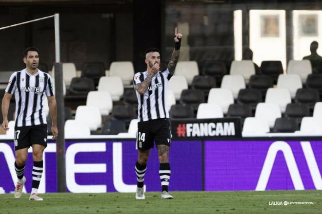 Álex Millán celebra su gol ante el Tenerife. (Foto: LALIGA)