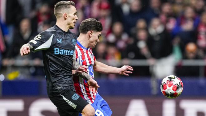 Álex Grimaldo y Julián Álvarez en un partido de la Champions League (Foto: Europa Press)