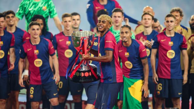 Lamine Yamal levanta el título de LALIGA EA SPORTS obtenido por el Barcelona (foto: Cordon Press).