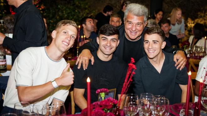Dani Olmo, Pedri y Gavi, junto a Joan Laporta en la cena del Barcelona (foto: FC Barcelona)