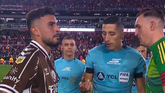 Nacho Vázquez evitando mirar al árbitro en el sorteo de penaltis (@TNTSportsAR)