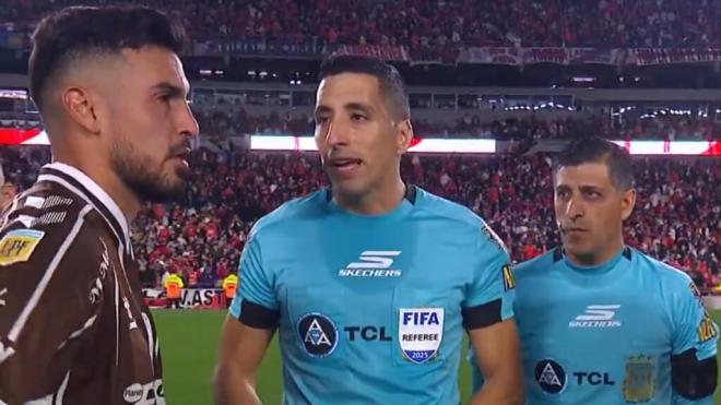 Nacho Vázquez evitando mirar al árbitro en el sorteo de penaltis (@TNTSportsAR)