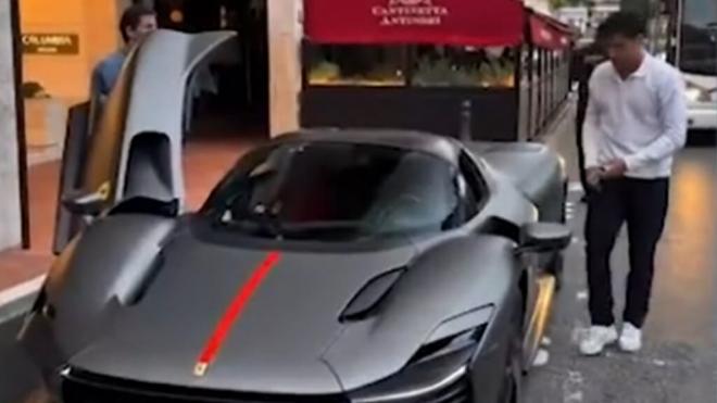 Carlos Sainz, con su Ferrari Daytona en las calles de Mónaco