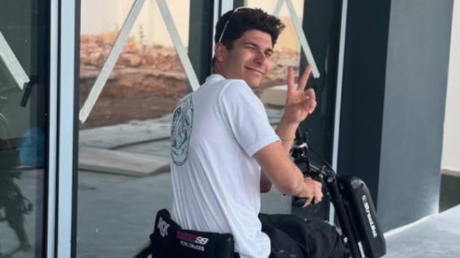 Carlos Tatay, posando con su silla de ruedas (Foto: @carlostatay99).