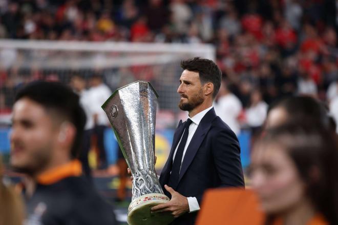 Aritz Aduriz sujeta el trofeo de la UEFA Europa League en San Mamés (Foto: CordonPress).