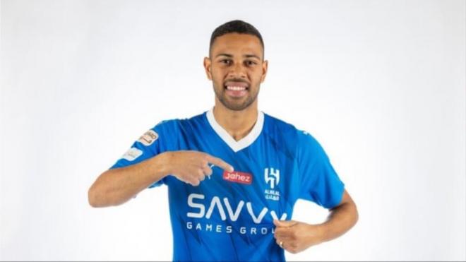 Renan Lodi posando con la camiseta del Al-Hilal (Fuente: Al-Hilal)