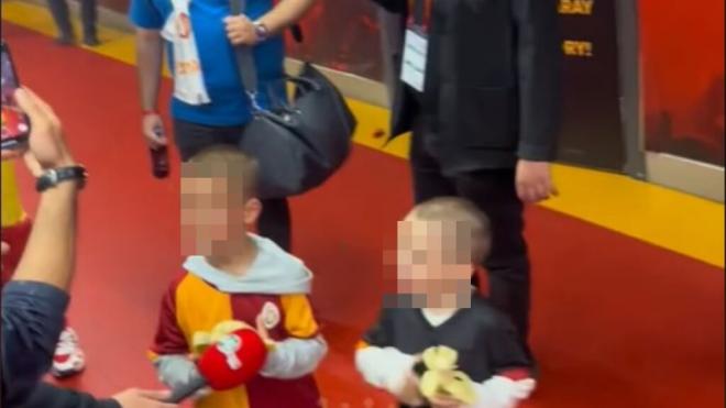 Los hijos de Álvaro Morata atendiendo a los medios (captura de redes sociales)